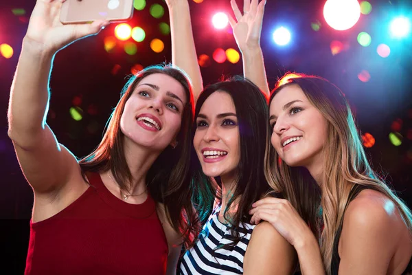 Χαμογελώντας Κορίτσια Smartphone Λήψη Selfie Ένα Νυχτερινό Κέντρο — Φωτογραφία Αρχείου
