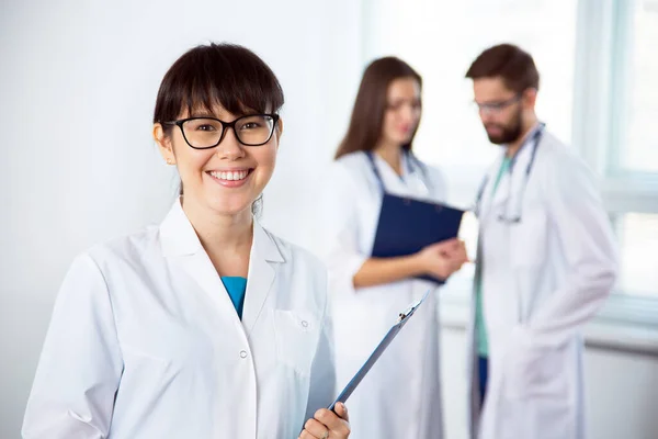 Retrato Uma Jovem Médica Uma Clínica Com Colegas Segundo Plano — Fotografia de Stock