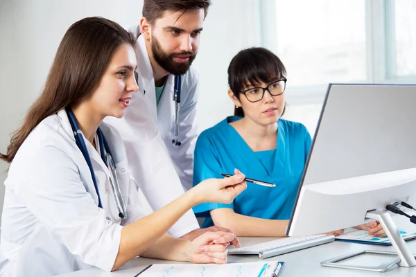 Groep Artsen Het Ziekenhuis Bespreken Diagnos Van Patiënt — Stockfoto