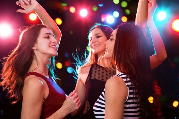 Happy Girls Zabawa Dansing Imprezie — Zdjęcie stockowe