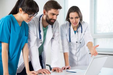 Hastanedeki bir grup doktor hastanın teşhislerini tartışıyor.