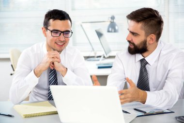 Genç işadamları toplantıda yeni projeyi tartışıyor