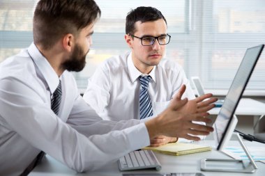 Genç işadamları toplantıda yeni projeyi tartışıyor