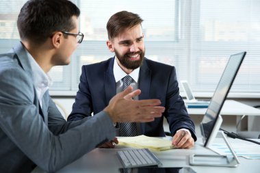 Genç işadamları toplantıda yeni projeyi tartışıyor