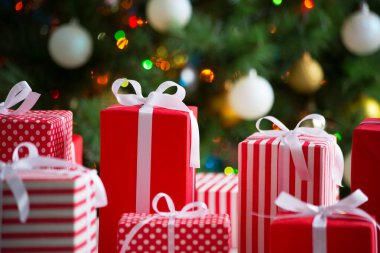 Noel hediyeleri ve balolar şenlikli bir Noel ağacının arka planında