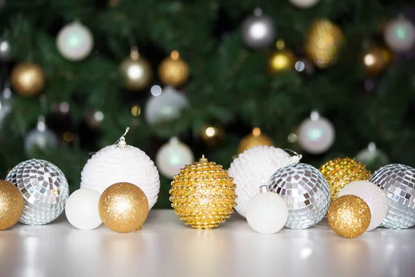 Cadeaux Boules Noël Sur Fond Arbre Noël Festif — Photo