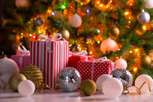 Cadeaux Boules Noël Sur Fond Arbre Noël Festif — Photo