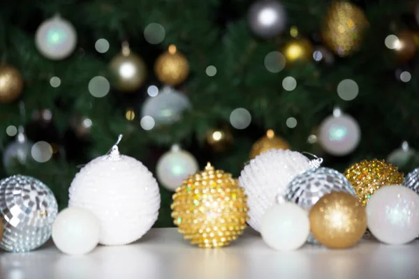 Weihnachtsgeschenke Und Kugeln Vor Dem Hintergrund Eines Festlichen Weihnachtsbaums — Stockfoto