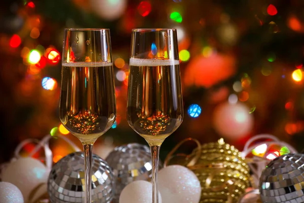 Twee Champagne Glazen Kerstballen Achtergrond — Stockfoto