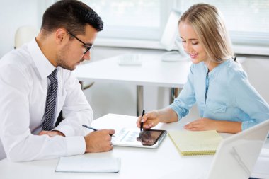 Ofiste tablet bilgisayarla çalışan iş adamları