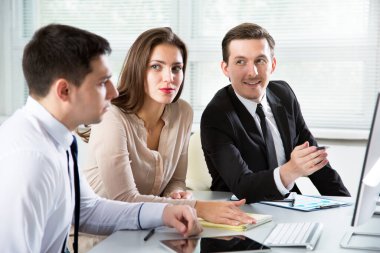 Ofiste bilgisayarla çalışan iş adamları