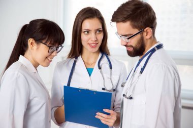 Klinikteki bir grup doktor hastanın teşhislerini tartışıyor.