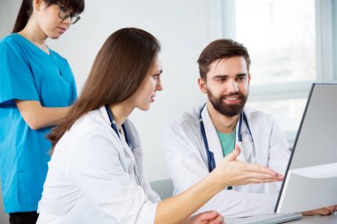 Hastanedeki bir grup doktor hastanın teşhislerini tartışıyor.