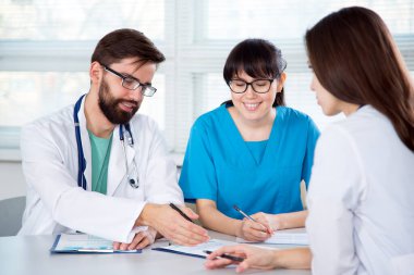 Klinikteki bir grup doktor hastanın teşhislerini tartışıyor.