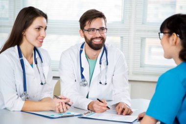 Klinikteki bir grup doktor hastanın teşhislerini tartışıyor.