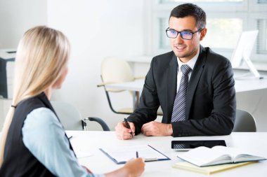 Ofisteki genç iş adamları