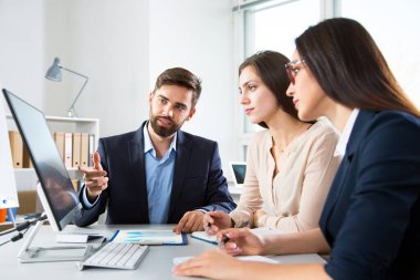Ofiste bilgisayarla çalışan iş adamları
