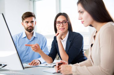 Ofiste bilgisayarla çalışan iş adamları