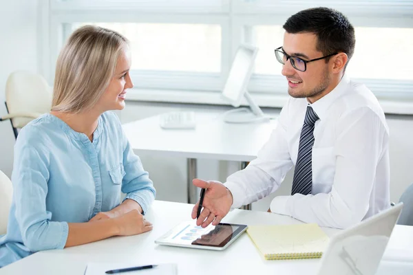 Zakenmensen Die Werken Met Een Tablet Computer Een Kantoor — Stockfoto