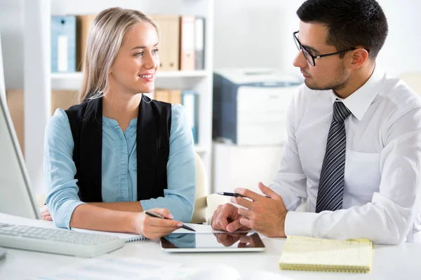 Zakenmensen Die Werken Met Een Tablet Computer Een Kantoor — Stockfoto