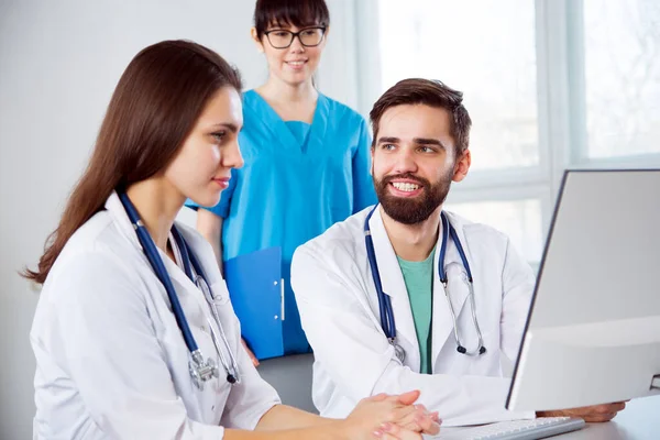 Gruppo Medici Ospedale Discutono Diagnosi Del Paziente — Foto Stock