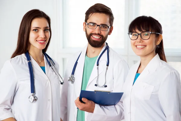 Klinikteki bir grup doktor hastanın teşhislerini tartışıyor.