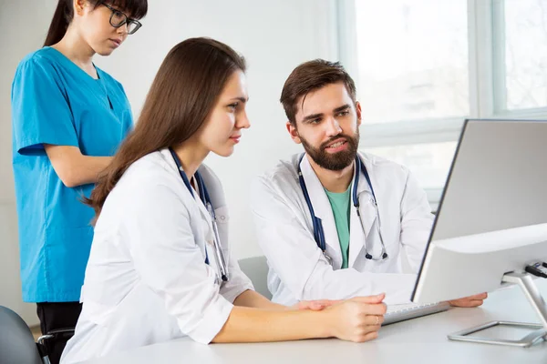 Grupo Médicos Hospital Discutir Diagnos Paciente — Fotografia de Stock