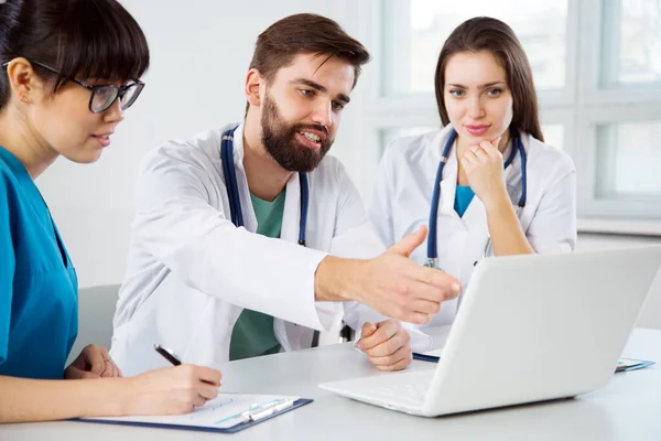 Läkargruppen Kliniken Diskuterar Diagnosen Patienten — Stockfoto