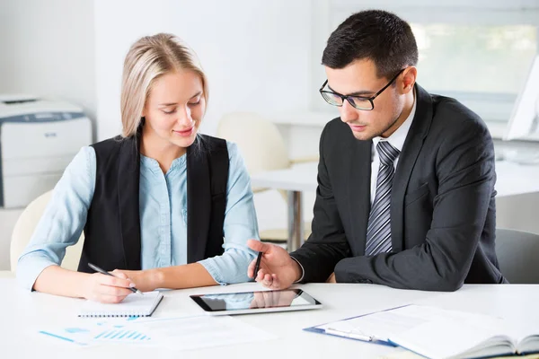 Jóvenes Empresarios Una Oficina — Foto de Stock