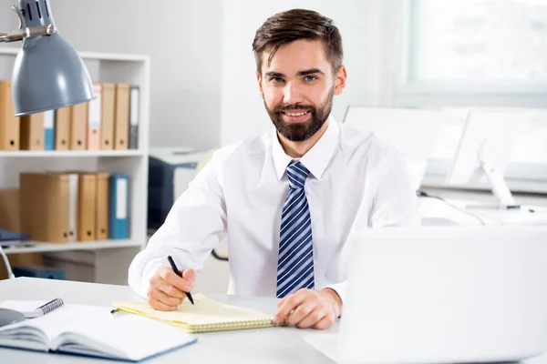 Empresário Trabalhando Com Laptop Escritório — Fotografia de Stock