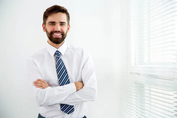 Giovane Uomo Affari Sta Vicino Alla Finestra Ufficio — Foto Stock