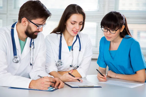 Group Doctors Clinic Discuss Diagnos Patient — Stock Photo, Image