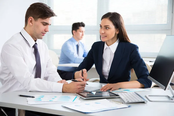 Uomini Affari Che Lavorano Insieme Nell Ufficio Moderno — Foto Stock