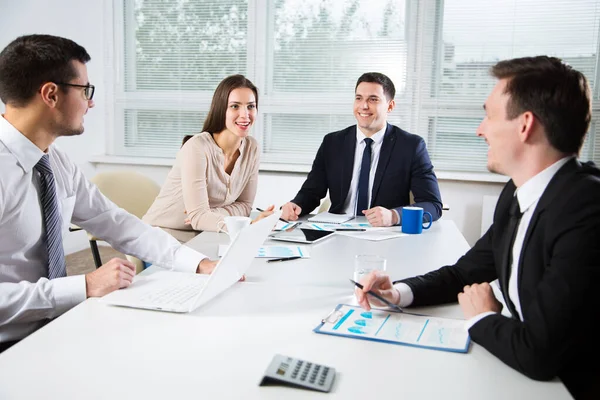 Les Gens Affaires Travaillant Ensemble Dans Bureau Moderne — Photo