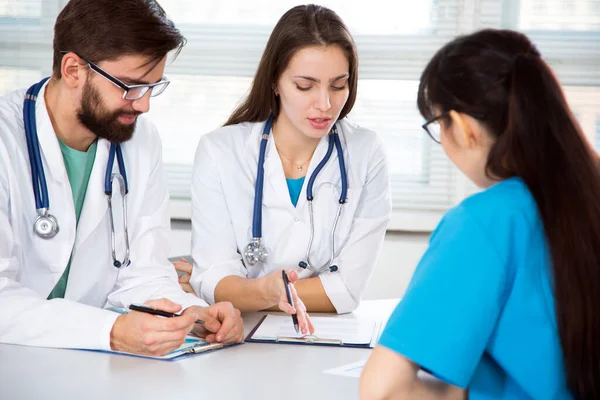 Gruppe Von Ärzten Der Klinik Diskutiert Die Diagnosen Des Patienten — Stockfoto