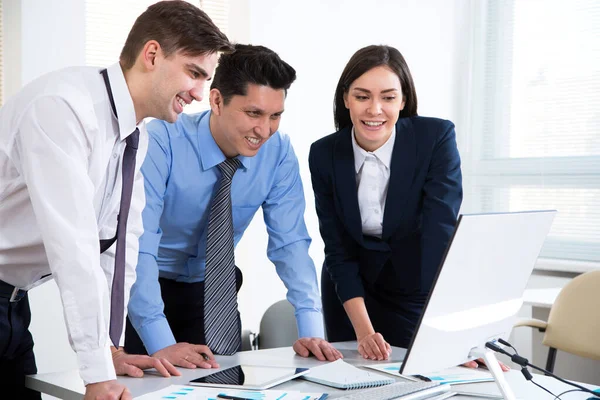 Geschäftsleute Arbeiten Modernen Büro Zusammen — Stockfoto