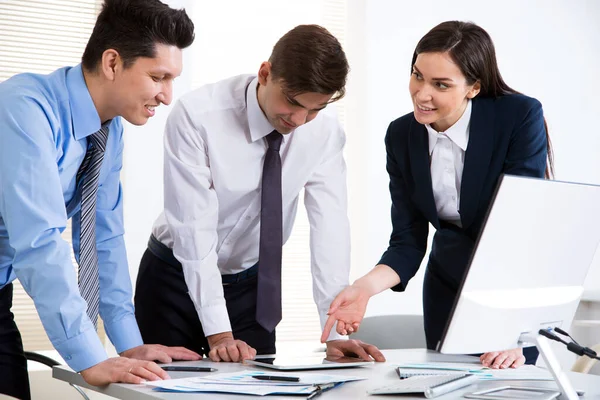 Attractive Businesswoman Explains Businessmen New Project — Stock Photo, Image