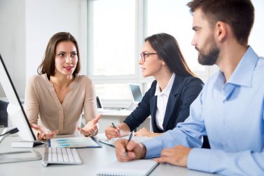 Ofiste bilgisayarla çalışan iş adamları