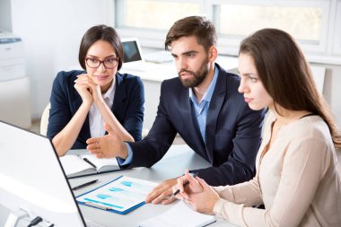 Ofiste bilgisayarla çalışan iş adamları