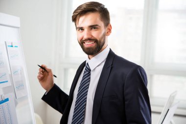 İşadamı ofiste yeni bir proje üzerinde çalışıyor.