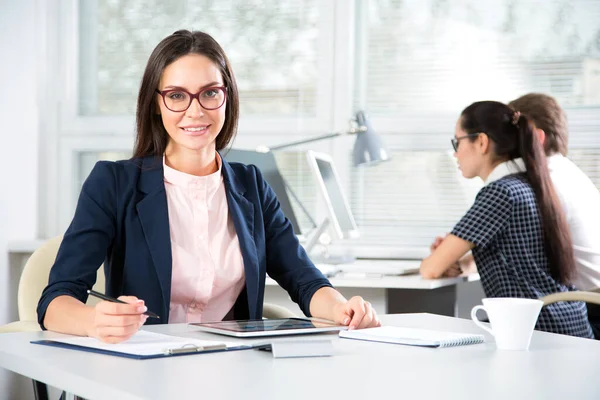 Young Businesswoman Tablet Computer Office — Stock Photo, Image
