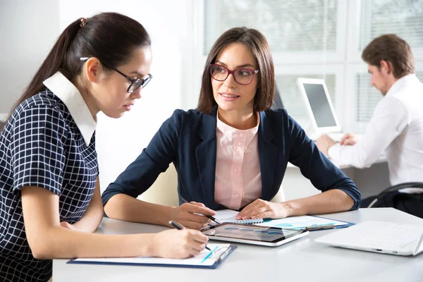 Bizneswoman Pracujące Tabletem Biurze — Zdjęcie stockowe