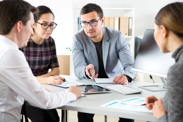 Seriöser Geschäftsmann Erklärt Kollegen Ein Neues Projekt — Stockfoto