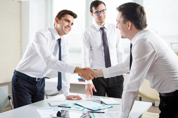 Business People Shaking Hands Office — Stock Photo, Image