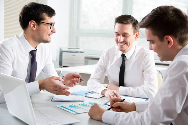 Uomini Affari Che Lavorano Con Laptop Ufficio — Foto Stock