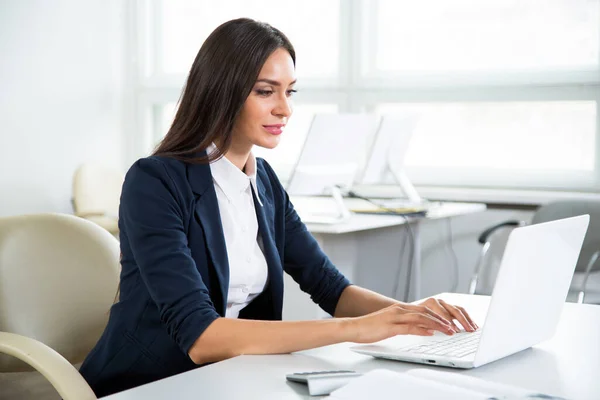 Junge Geschäftsfrau Mit Laptop Büro Stockbild