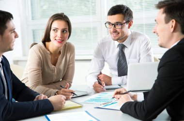 Modern ofiste birlikte çalışan iş adamları.