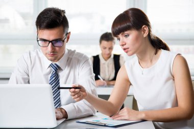 Ofiste bilgisayarla çalışan iş adamları