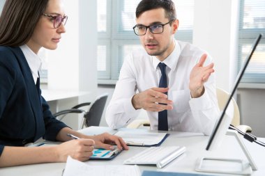 Modern ofiste birlikte çalışan iş adamları.