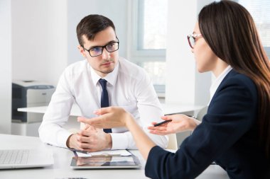 Modern ofiste birlikte çalışan iş adamları.